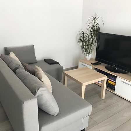 Prijemny Apartman Krovi V Rodinnem Domku Se Sdilenym Bazenem, Terasou A Zahradou Extérieur photo