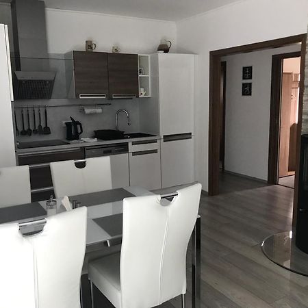 Prijemny Apartman Krovi V Rodinnem Domku Se Sdilenym Bazenem, Terasou A Zahradou Extérieur photo
