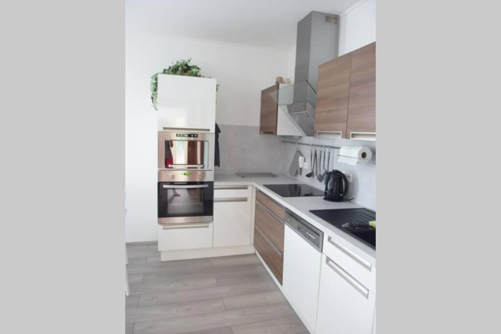 Prijemny Apartman Krovi V Rodinnem Domku Se Sdilenym Bazenem, Terasou A Zahradou Extérieur photo