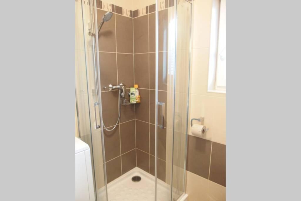 Prijemny Apartman Krovi V Rodinnem Domku Se Sdilenym Bazenem, Terasou A Zahradou Extérieur photo