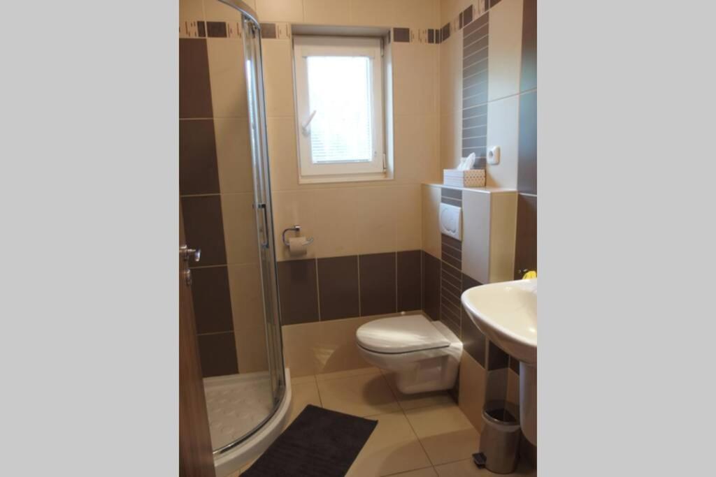 Prijemny Apartman Krovi V Rodinnem Domku Se Sdilenym Bazenem, Terasou A Zahradou Extérieur photo