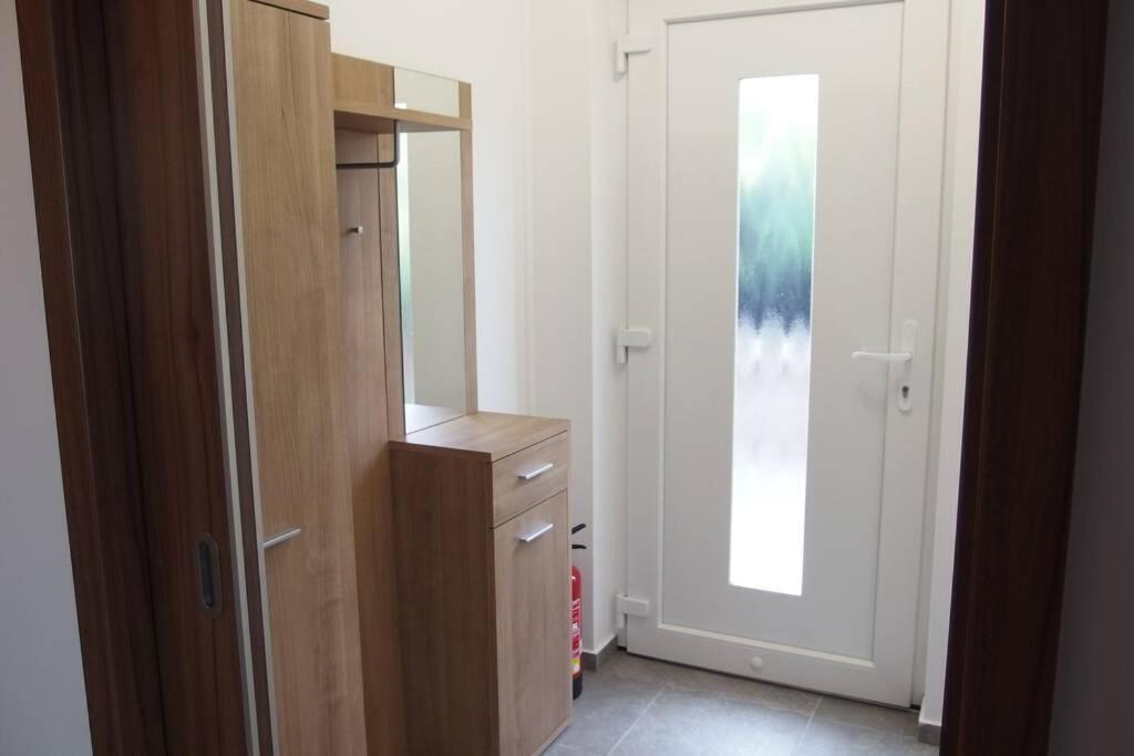 Prijemny Apartman Krovi V Rodinnem Domku Se Sdilenym Bazenem, Terasou A Zahradou Extérieur photo