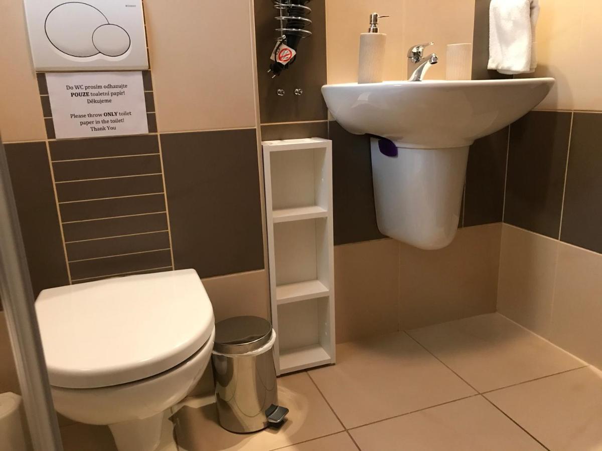Prijemny Apartman Krovi V Rodinnem Domku Se Sdilenym Bazenem, Terasou A Zahradou Extérieur photo