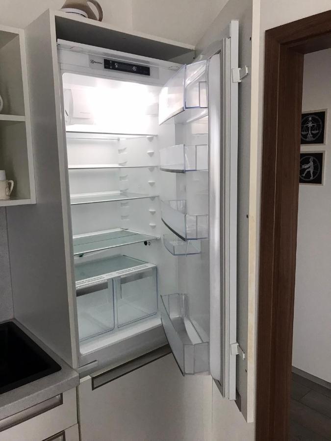 Prijemny Apartman Krovi V Rodinnem Domku Se Sdilenym Bazenem, Terasou A Zahradou Extérieur photo