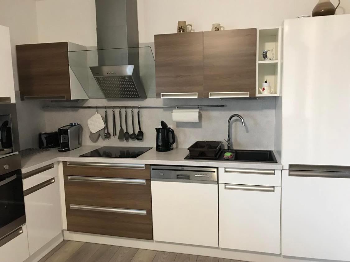 Prijemny Apartman Krovi V Rodinnem Domku Se Sdilenym Bazenem, Terasou A Zahradou Extérieur photo