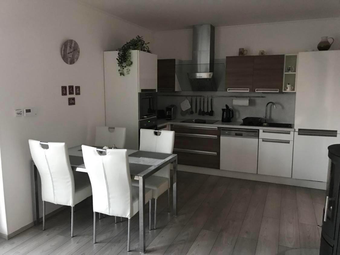 Prijemny Apartman Krovi V Rodinnem Domku Se Sdilenym Bazenem, Terasou A Zahradou Extérieur photo