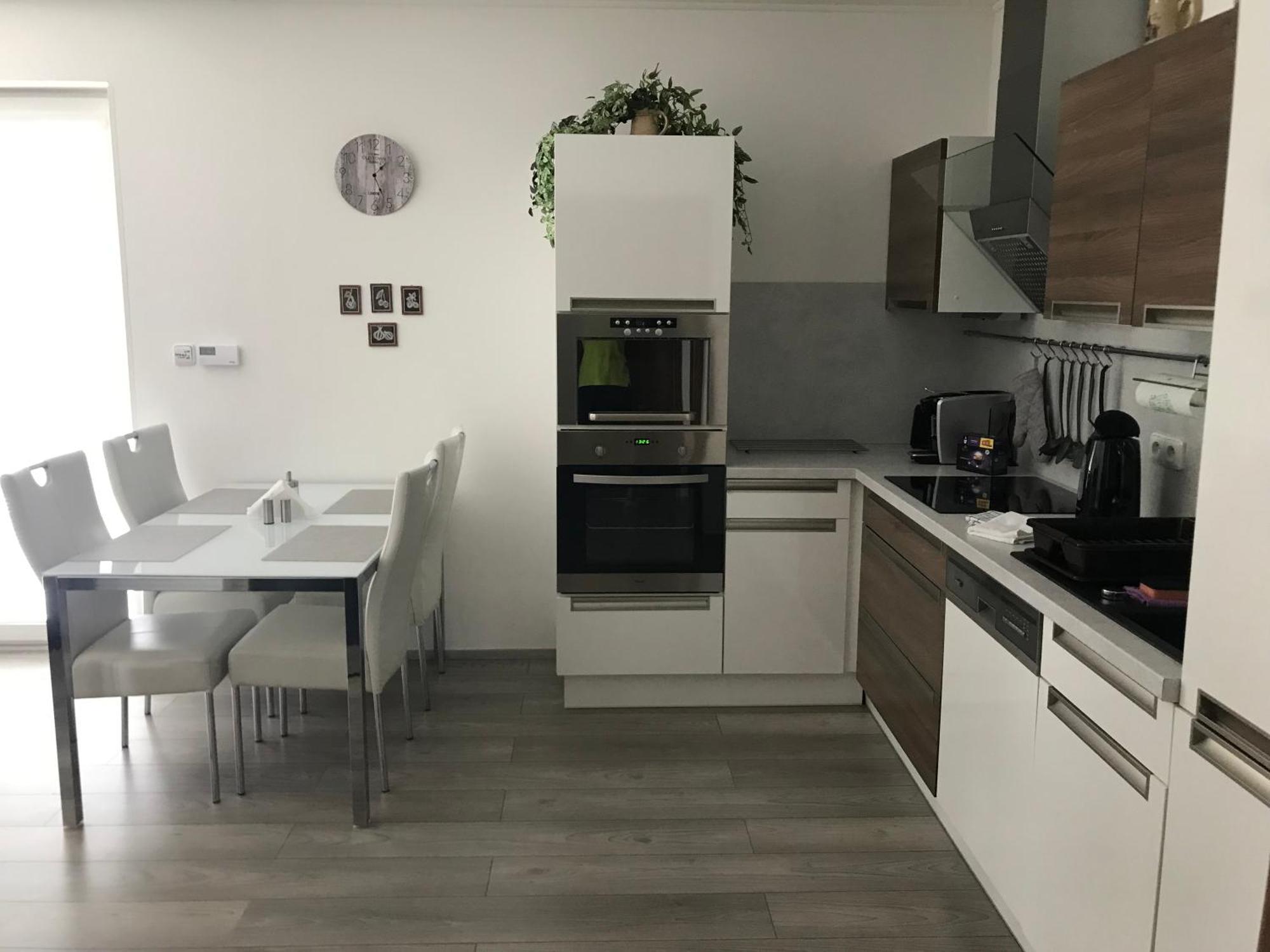 Prijemny Apartman Krovi V Rodinnem Domku Se Sdilenym Bazenem, Terasou A Zahradou Extérieur photo