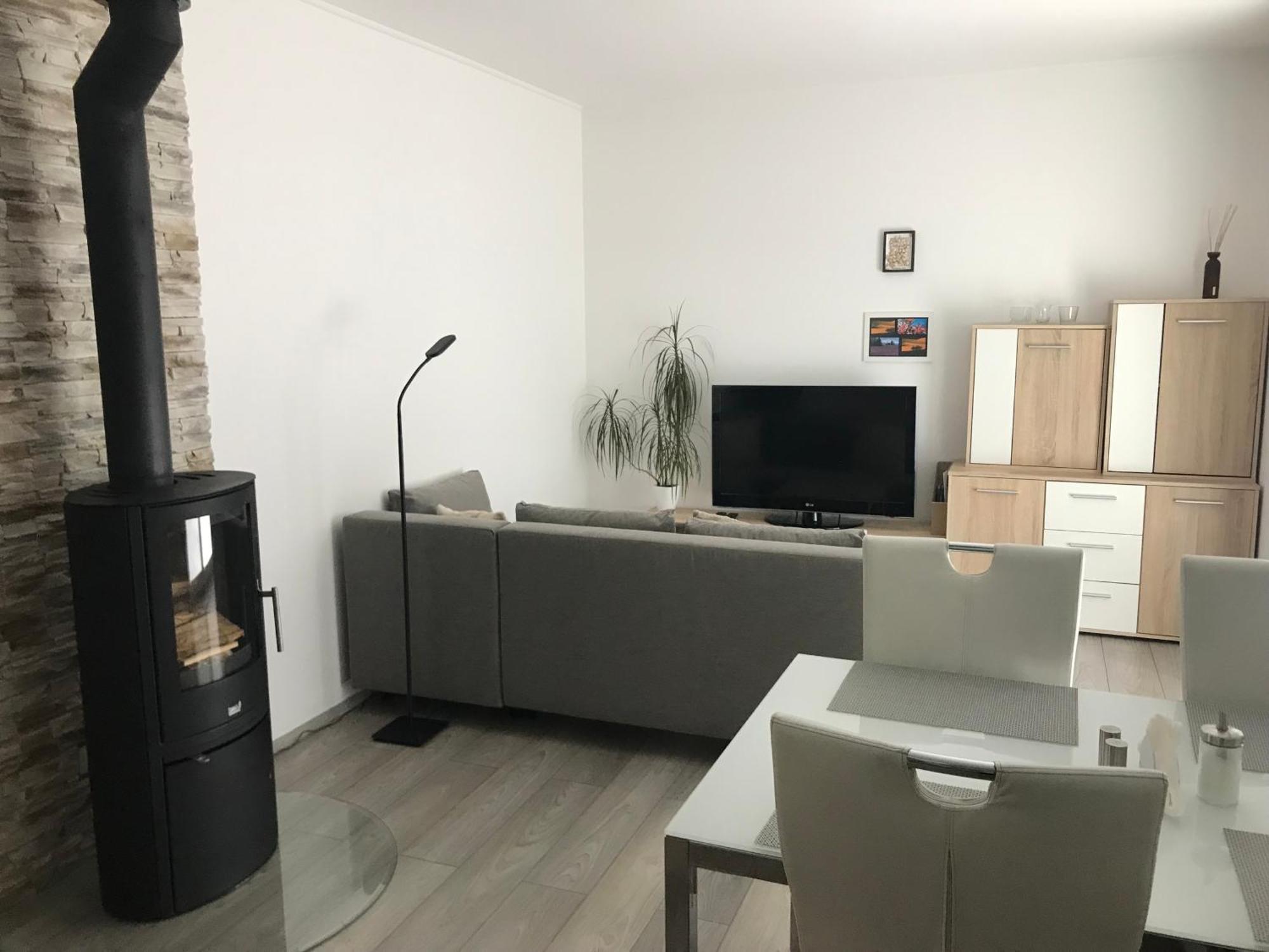 Prijemny Apartman Krovi V Rodinnem Domku Se Sdilenym Bazenem, Terasou A Zahradou Extérieur photo