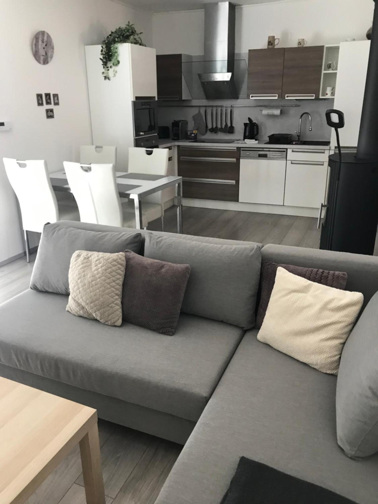 Prijemny Apartman Krovi V Rodinnem Domku Se Sdilenym Bazenem, Terasou A Zahradou Extérieur photo