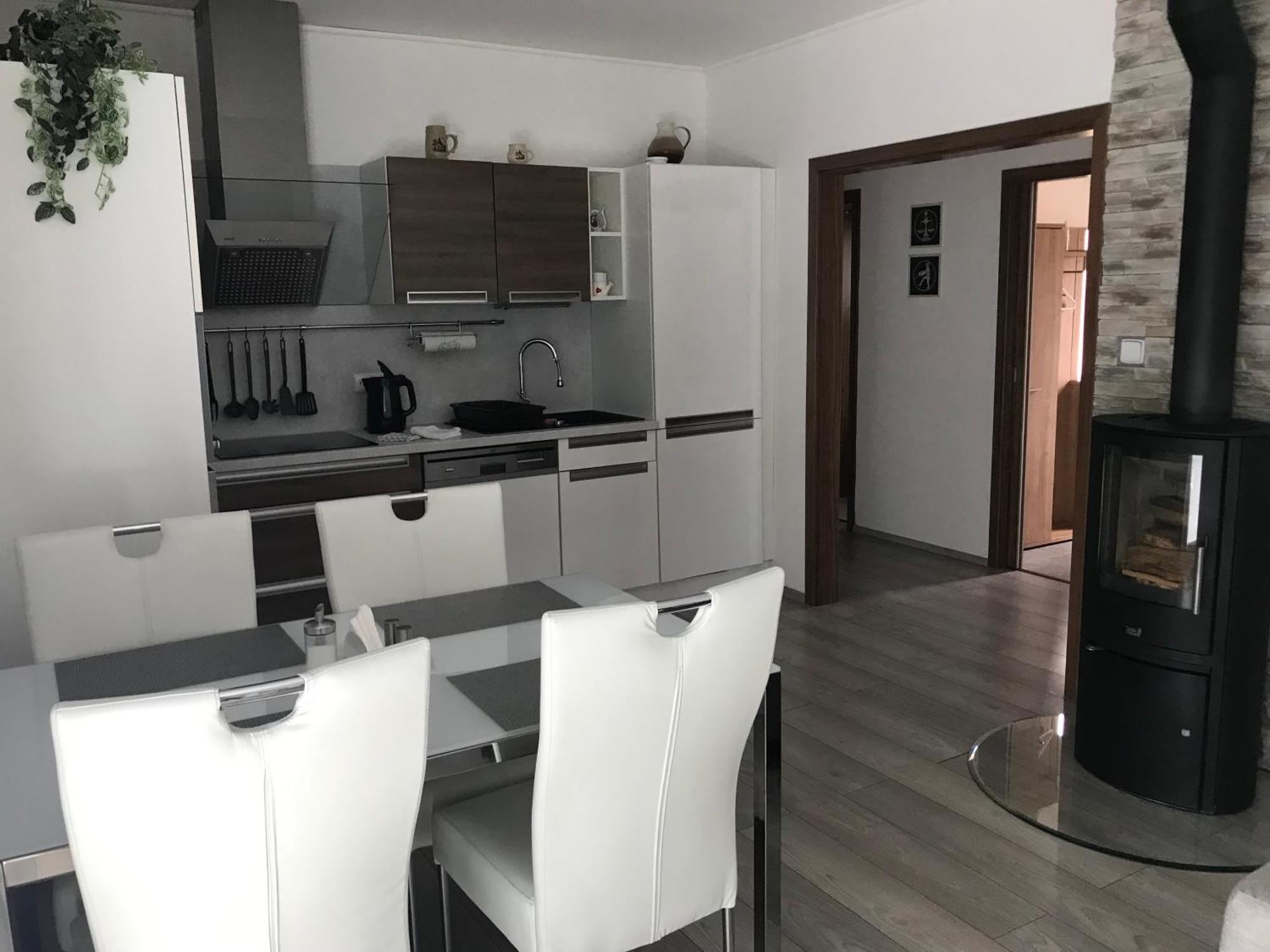 Prijemny Apartman Krovi V Rodinnem Domku Se Sdilenym Bazenem, Terasou A Zahradou Extérieur photo