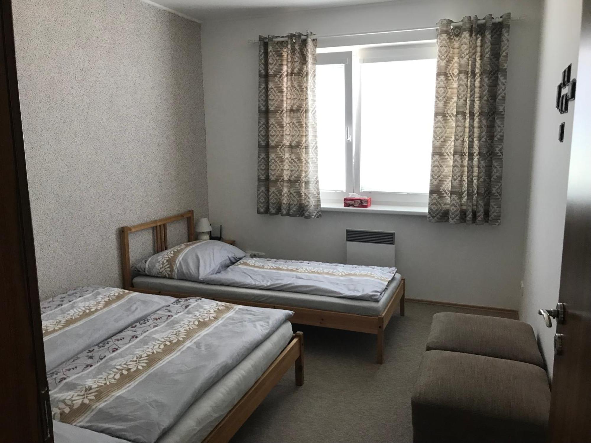 Prijemny Apartman Krovi V Rodinnem Domku Se Sdilenym Bazenem, Terasou A Zahradou Extérieur photo