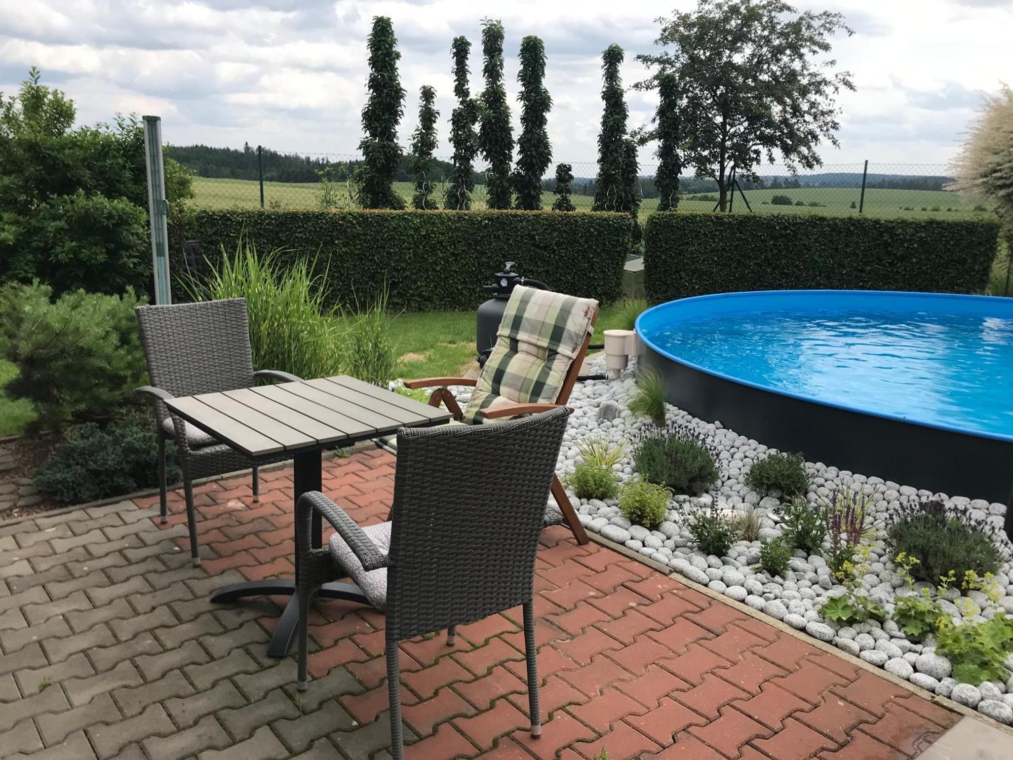 Prijemny Apartman Krovi V Rodinnem Domku Se Sdilenym Bazenem, Terasou A Zahradou Extérieur photo